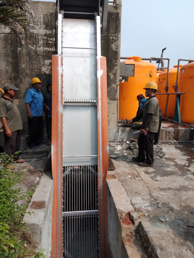 Mechanical bar screen